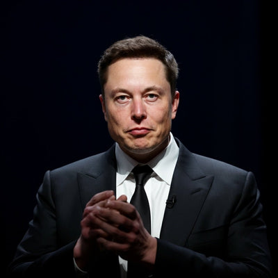 Elon Musk desmiente las afirmaciones sobre el paquete salarial y el lector de labios en una doble crítica