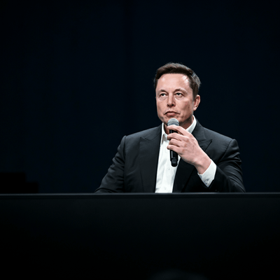Elon Musk niega los rumores sobre el desarrollo de un teléfono de SpaceX en medio de su enfoque en la fusión con xAI