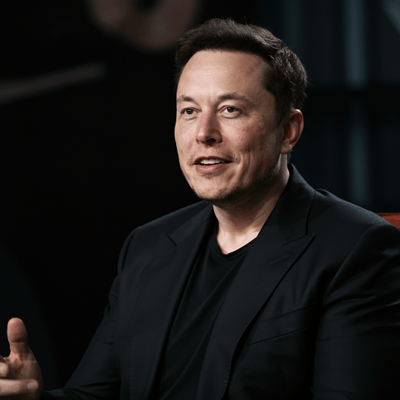 Elon Musk responde después de que el cofundador de Wikipedia afirmara la neutralidad y calificara a Grokipedia de ridícula