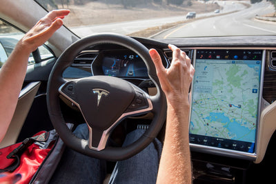 Navegando pelos Obstáculos Regulatórios: Desafios no Lançamento do FSD da Tesla