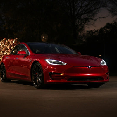 La mise à jour des vacances Tesla arrive, et la liste de souhaits est joyeuse et lumineuse