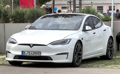 Tesla insinúa una oferta de Robotaxi Premium con pruebas del Model S