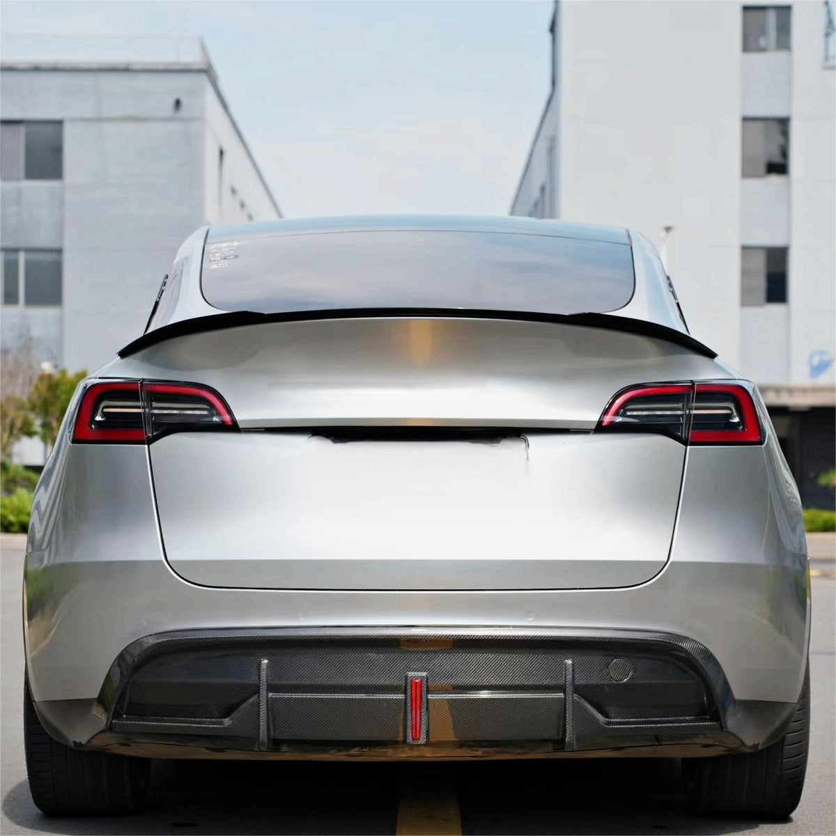 Vue arrière montrant le becquet d’allure sportive sur le hayon d’un Tesla Model Y pré-restylage