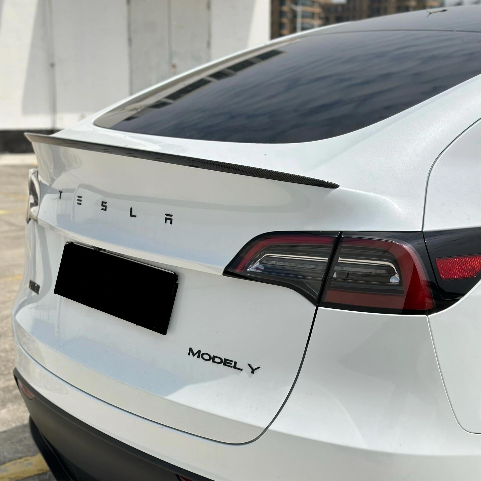 高性能の OEM 外観と本物のカーボンファイバーを備えた Tesla Model 3 