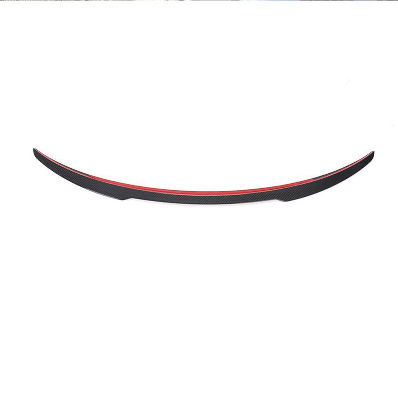 Dessous du becquet en fibre de carbone pour Model Y montrant la bande adhésive préappliquée
