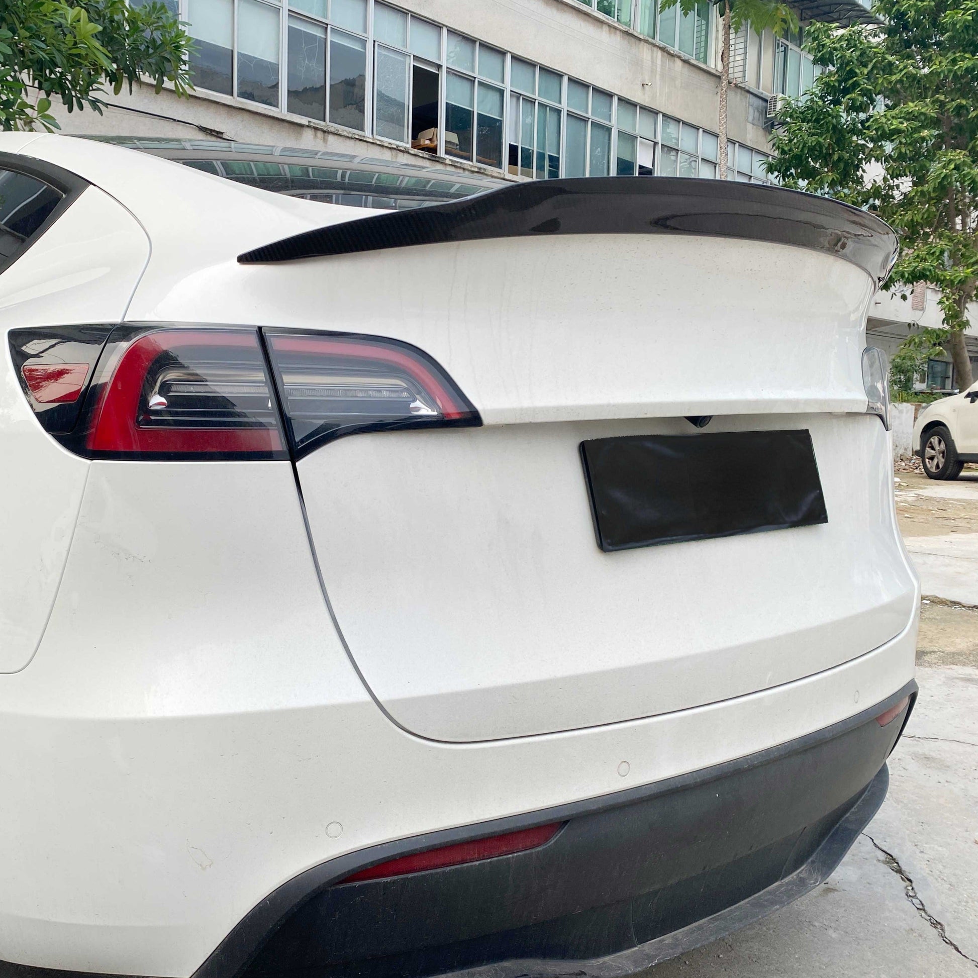 Tesla Model Y Spoiler Vs Style - Real Molded Carbon Fiber Tesla Model Y / Glossy Carbon Fiber